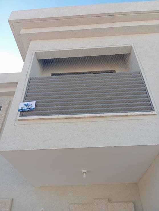 רשת שקופה סוגרת מסתור כביסה בבית פרטי