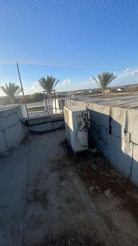 רשת מעל פינת גג שבה מותקן מעבה מיזוג