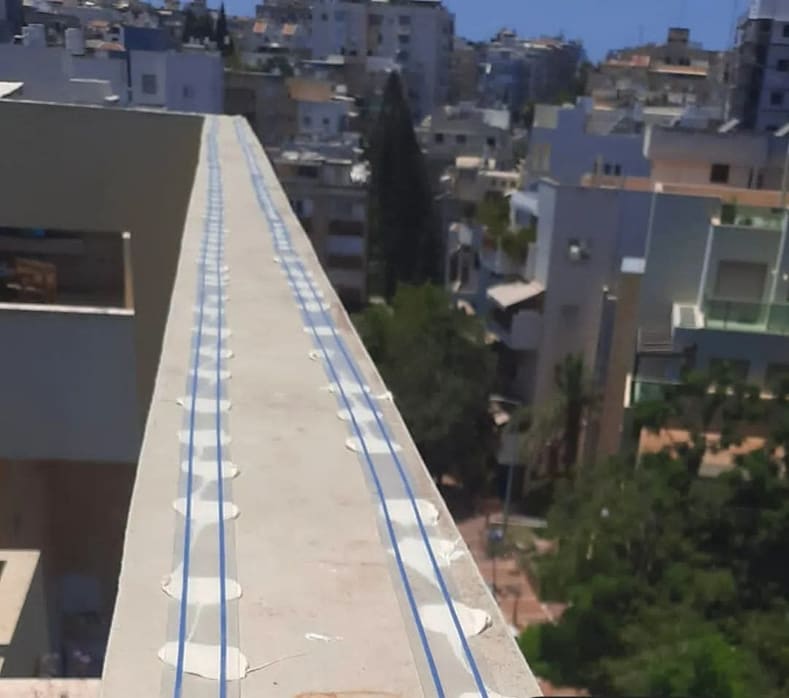 פסי הלם חשמליים מותקנים לאורך קורת גג